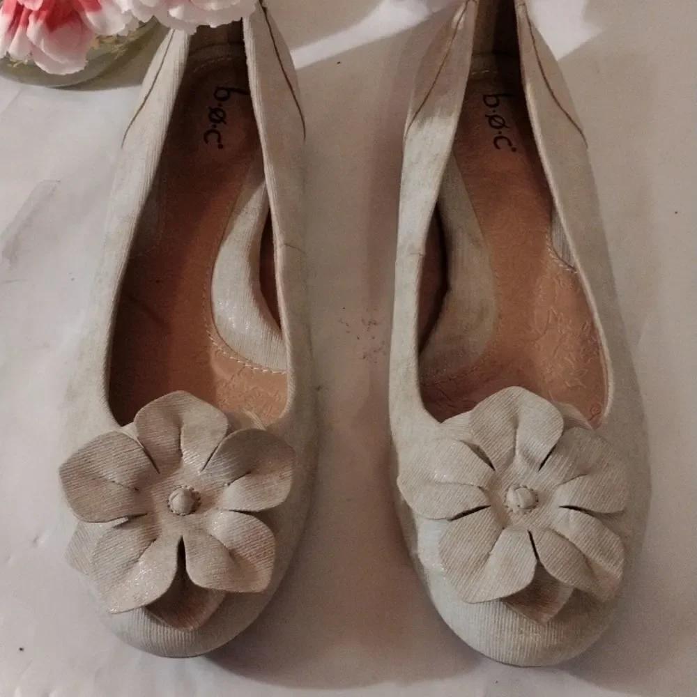 NWOT b.o.c. Fabric Flats With Flower